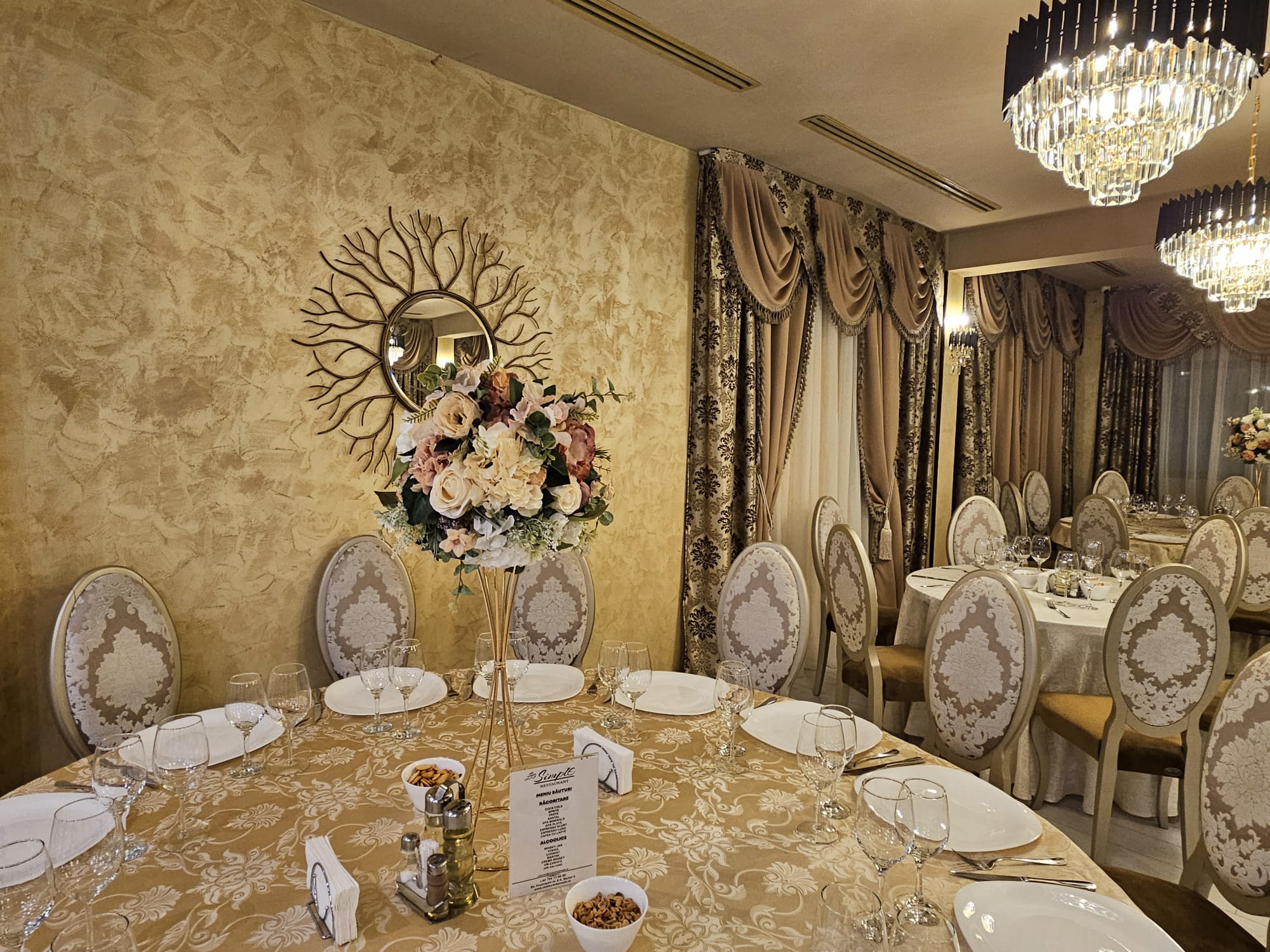 Imaginea prezinta un eveniment privat organizat in restaurant